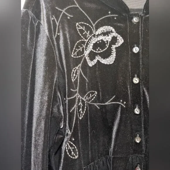 J. Jill Black Velvet Embroidered Top M Floral Whimsigoth Gothic Romantic Blouse - Picture 4 of 8
